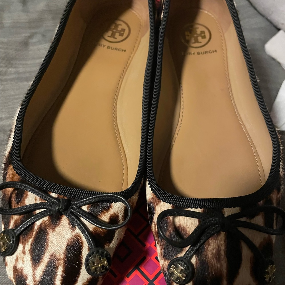 Worn once Tory Burch flats. Size 5.5